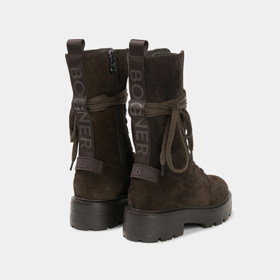 Das Bild zeigt die Riga Schn&uuml;rboots aus dunkelbraunem Leder, die hinten mit einem tonalen Logoschriftzug versehen wurden.