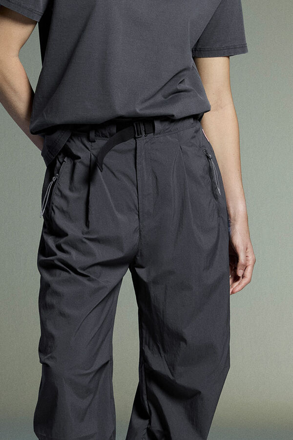 Close-up von Funktionshose Charis in Grau. Sie hat einen verstellbaren G&uuml;rtel sowie seitliche Taschen.