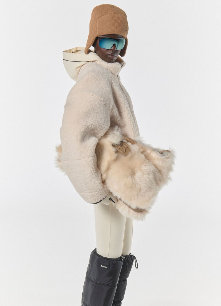 Here we’ve combined the Katleen jacket in teddy fabric with stirrup trousers, a fur-trimmed tote bag and knee-high boots.