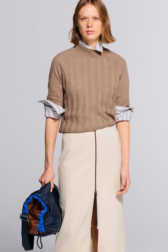 Das andere Damen Model tr&auml;gt die gestreifte Hemdbluse Gigi, dar&uuml;ber das in ein Linienmotiv gelegte Strick-Shirt Tina in Camel.