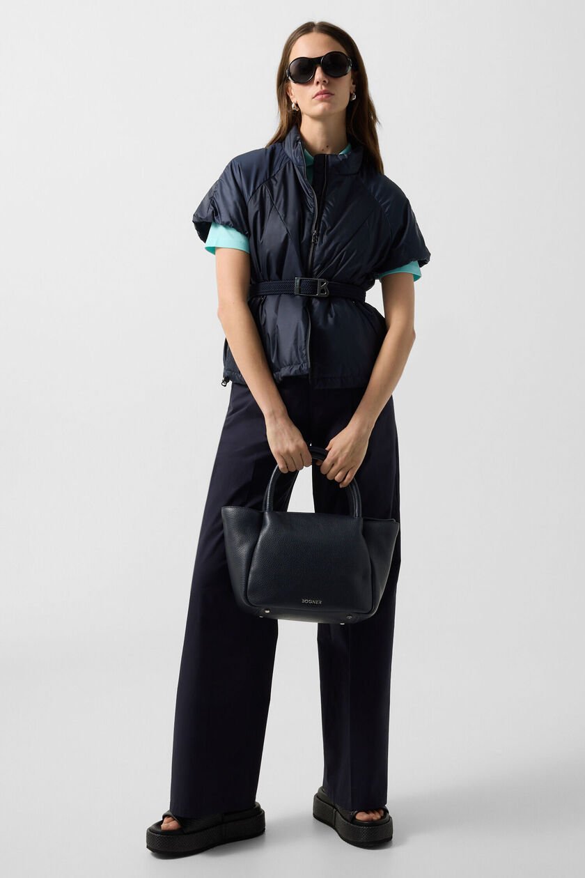 Ein weiterer Trend der Saison: Utility-Hemdjacken in zeitlosen Farben.