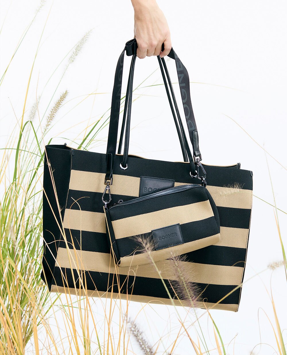 Here you can see a spacious tote bag made of natural fibres with a B logo and leather details.