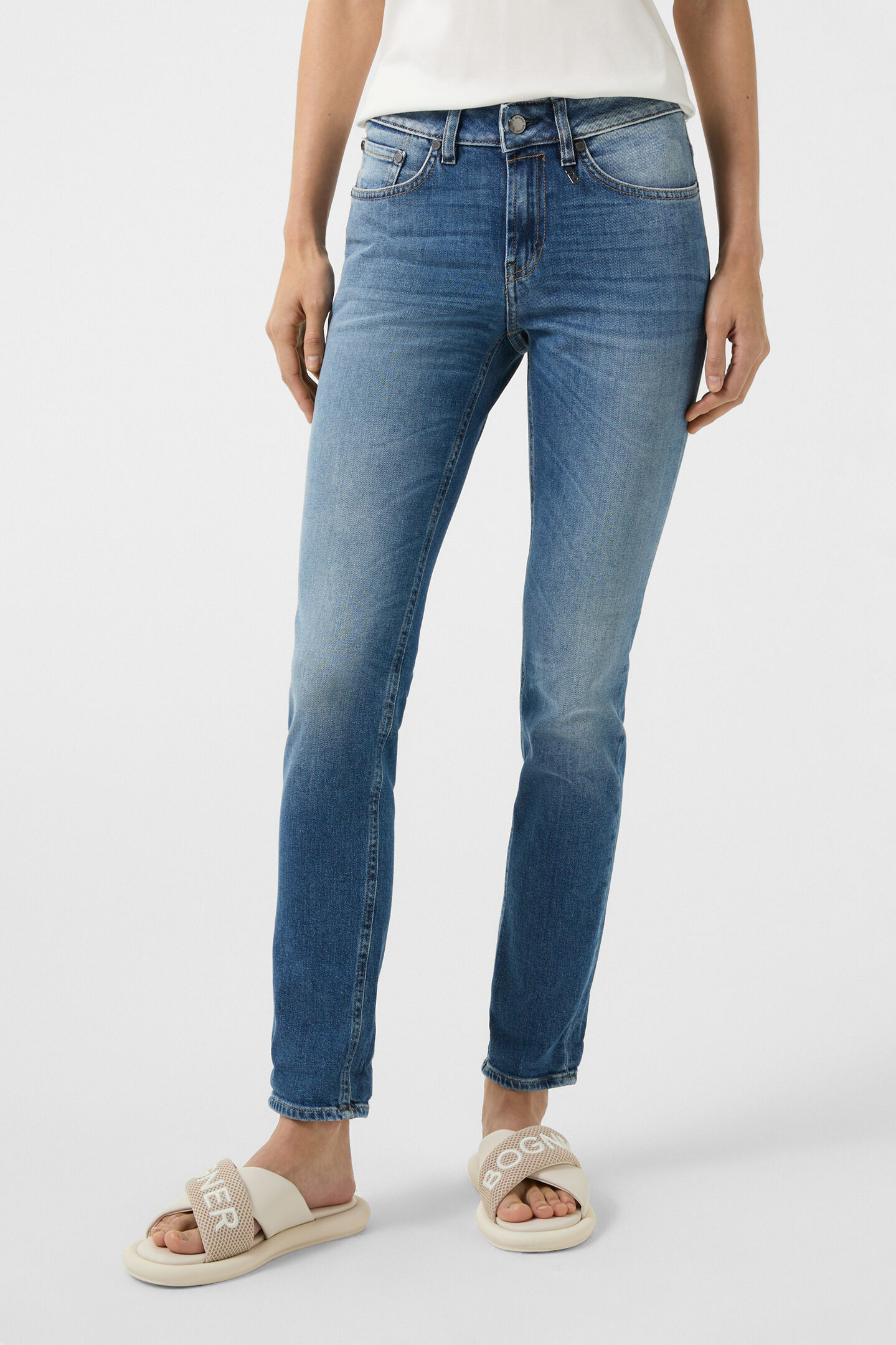 Girlfriend Fit Jeans Bridget Washed Denim Blue