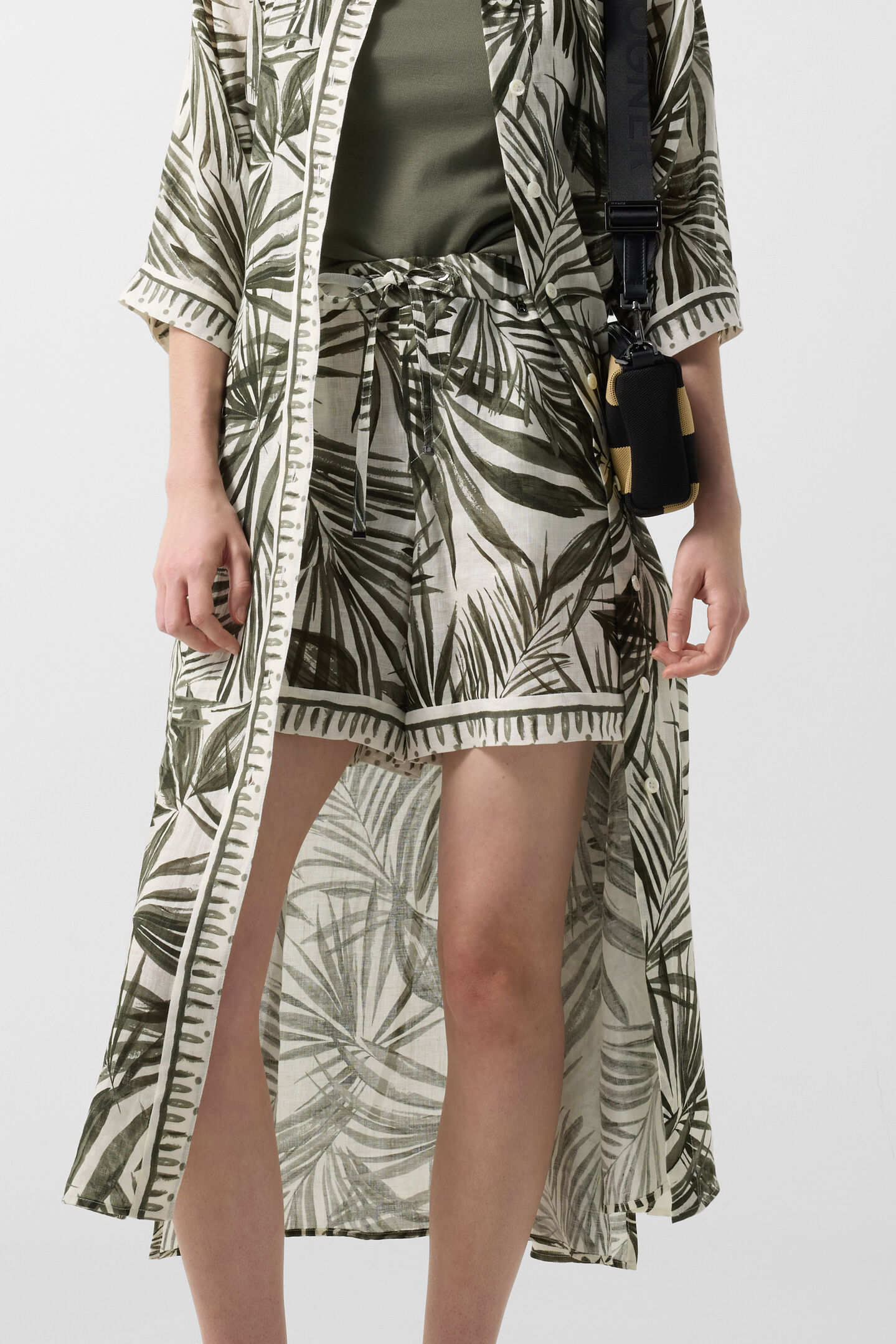 Carmel linen Bermuda shorts Olive green/cream